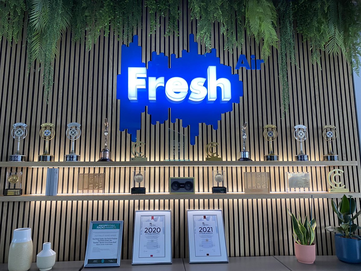 janecraigie's tweet photo. Cool offices @Freshairprod
With @BASFAgro planning the next episodes of The Science Behind your Salad
Next up, leaves ๐
#tileyardlondon https://t.co/OIgv5w6wxN