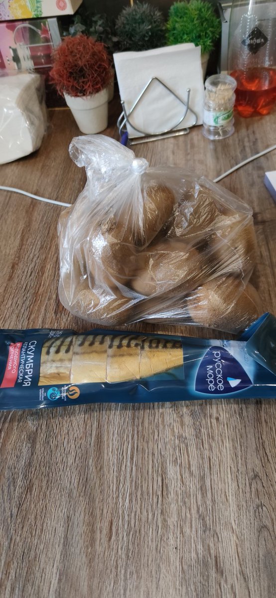 abstruse_cook's tweet photo. Хотел жеж давно скумбрии с картофаном. Зашёл в супермаркет, купил рыбку, пошёл за картохой. На овощных полках пакет лежит - ну, думаю, кто-то положил картошек себе и брать передумал. 
Расплатился, пришёл домой, ну, думаю, щас пожру... 

Пожрал. https://t.co/8wVsbd26Zh