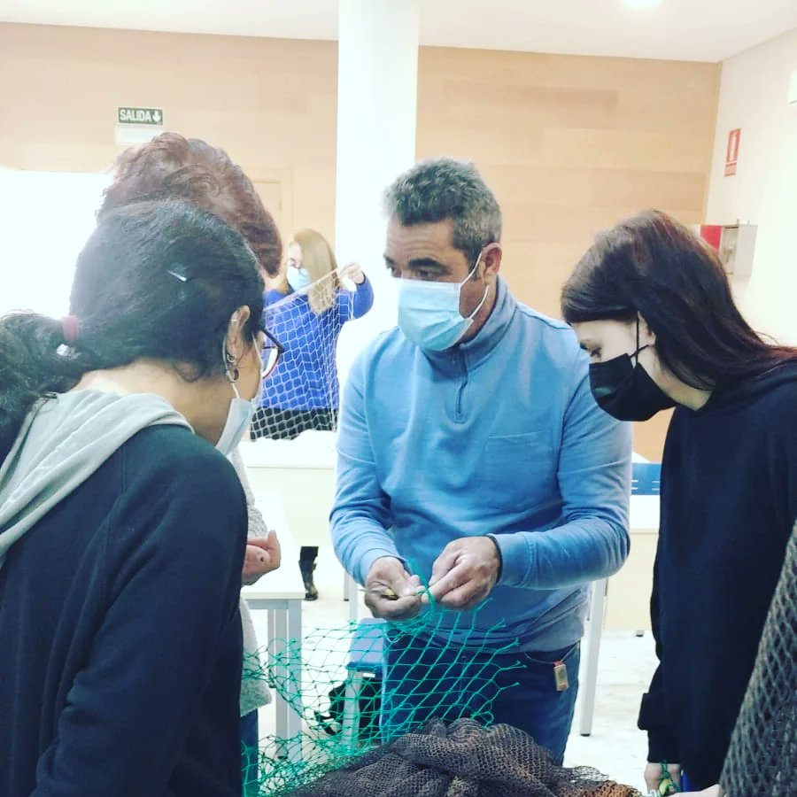 ProyectoEcofish's tweet photo. En #RedEcoAzul hemos comenzado a trabajar con el maestro #redero.
El antiguo oficio de rederos es un trabajo de verdaderos artistas.
Mucho que aprender!
#redesdepesca
#Reciclaje
@AytoSanlucar
@univcadiz
@FBiodiversidad
@galpcno
@fecopesca https://t.co/M1SktZaMtK