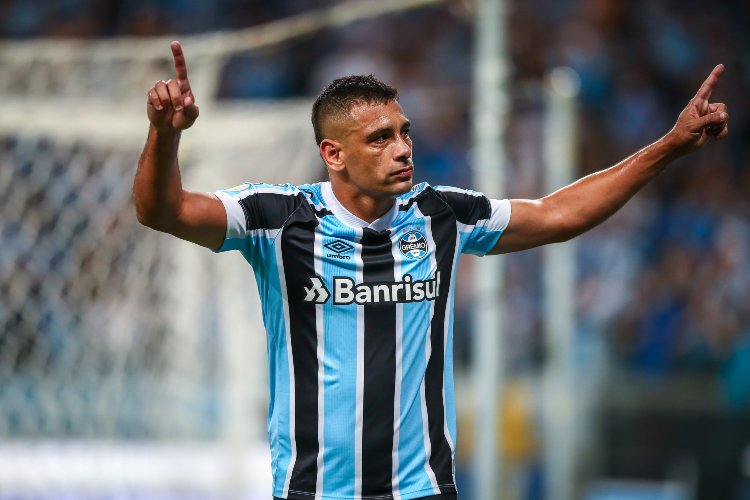 GREMIONEWS7's tweet photo. DESCONFORTO

O centro avante Diego Souza relata que sentiu um desconforto muscular no treina dessa terça-feria.

📸:Lucas Uebel 
🗞: rádio pachola https://t.co/ZRVKHtvcku