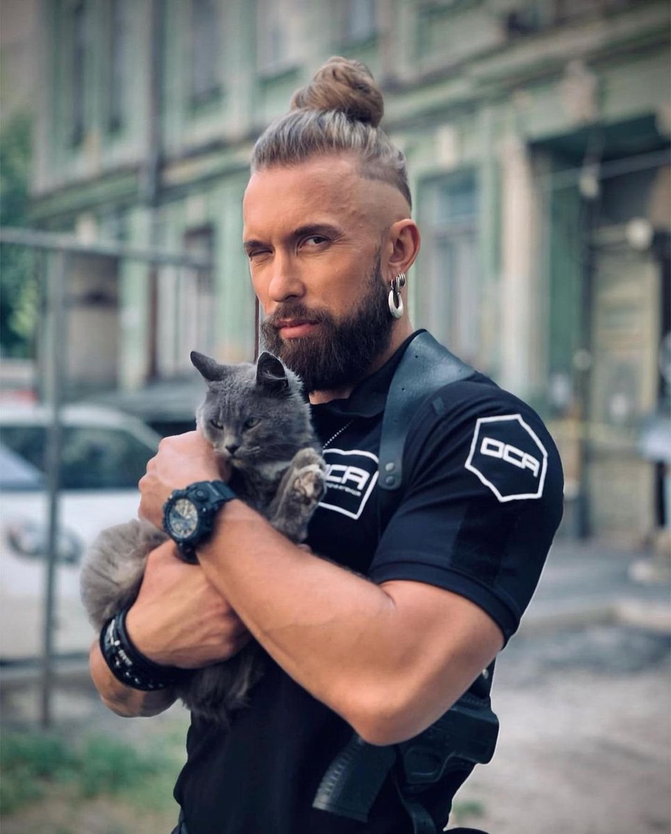 Gru_Sha_2's tweet photo. 🇬🇧 This is Alexei Surovtsev, he's Ukrainian actor (well, he used to be). He lived in Irpin when russian invaders shelled his house (📷). Now he drives to Irpin and other settlements near Kyiv to rescue abandoned pets
For donations:
5168742226094435
PayPal: Mister.strike@gmail.com https://t.co/kw2GZKS6MY