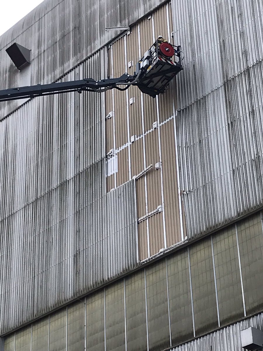 marinebrandweer's tweet photo. Omgeving Dok 6 weer veilig gesteld. #spoedklus #MBDH ⚓️🚒 https://t.co/IamULtHozS