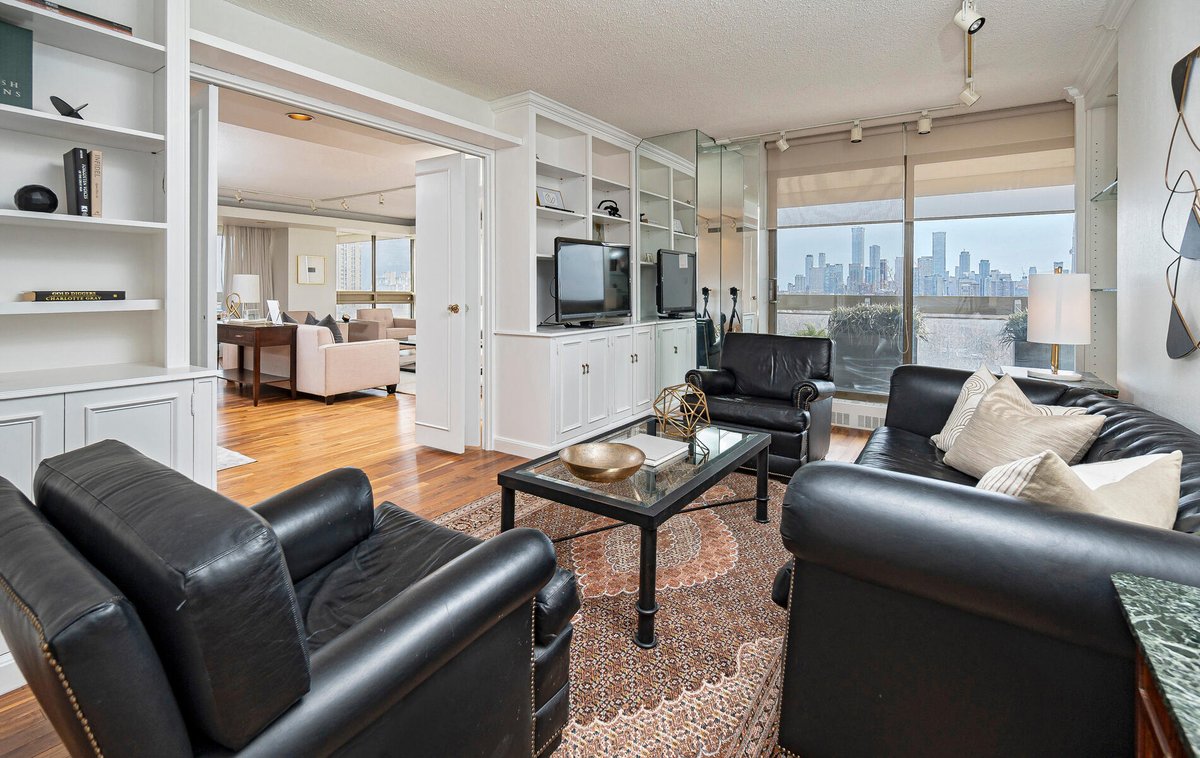 Southeast corner suite with ‘forever’ views at Yonge &amp; St Clair. johnstonanddaniel.com/property/64-C5…

#realestate #toronto #suite #home