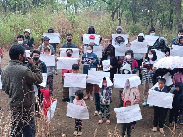surferdude123's tweet photo. Pro-democracy residents from somewhere of Myanmar and India Border staged a protest to against the MilitaryDictatorship and marked 1 yr anniversary of (ZFU/PDF-Zoland). #2022Mar30Coup  #SaveAbducteesLives  #WhatsHappeningInMyanmar https://t.co/AlxWe6S86F