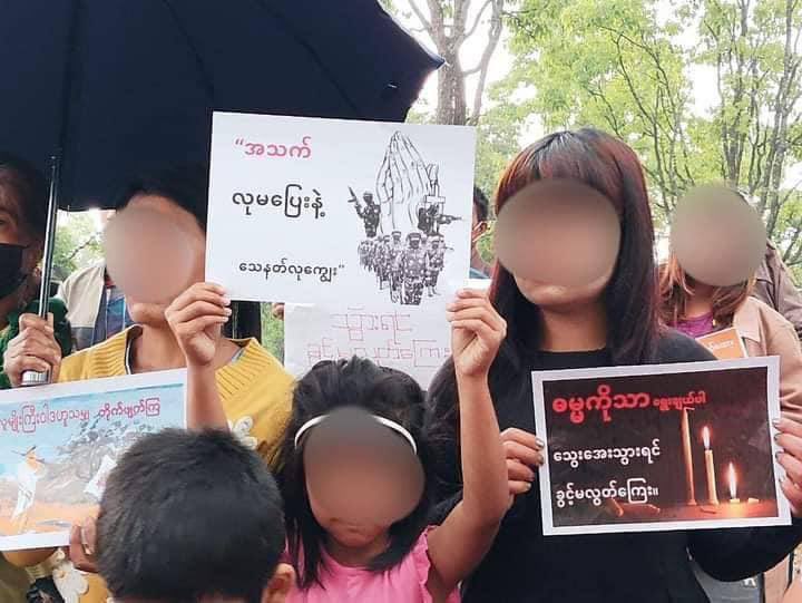 surferdude123's tweet photo. Pro-democracy residents from somewhere of Myanmar and India Border staged a protest to against the MilitaryDictatorship and marked 1 yr anniversary of (ZFU/PDF-Zoland). #2022Mar30Coup  #SaveAbducteesLives  #WhatsHappeningInMyanmar https://t.co/AlxWe6S86F