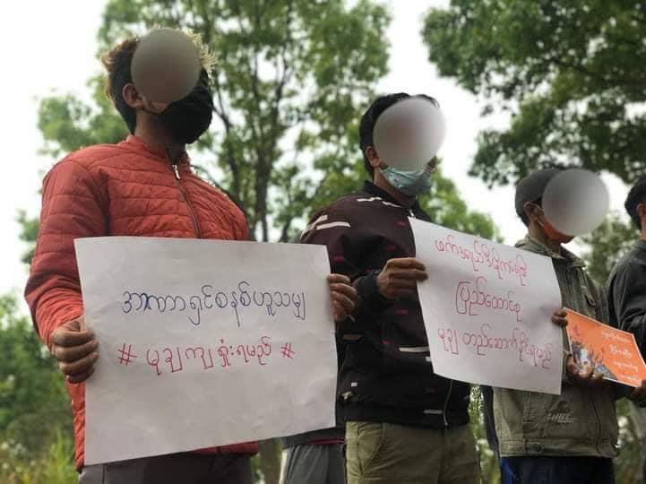 surferdude123's tweet photo. Pro-democracy residents from somewhere of Myanmar and India Border staged a protest to against the MilitaryDictatorship and marked 1 yr anniversary of (ZFU/PDF-Zoland). #2022Mar30Coup  #SaveAbducteesLives  #WhatsHappeningInMyanmar https://t.co/AlxWe6S86F