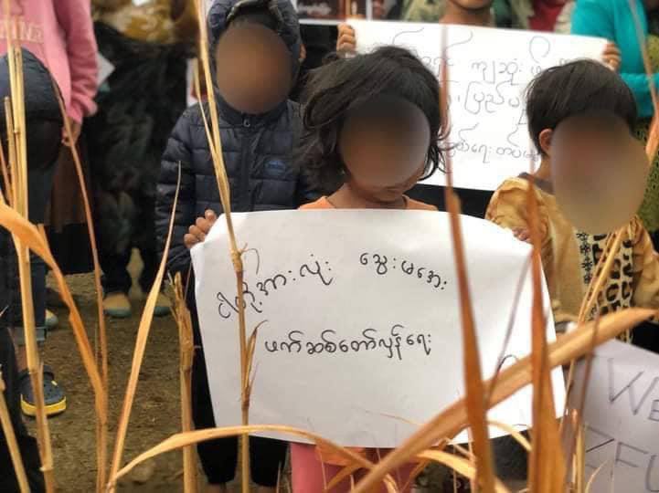 surferdude123's tweet photo. Pro-democracy residents from somewhere of Myanmar and India Border staged a protest to against the MilitaryDictatorship and marked 1 yr anniversary of (ZFU/PDF-Zoland). #2022Mar30Coup  #SaveAbducteesLives  #WhatsHappeningInMyanmar https://t.co/AlxWe6S86F