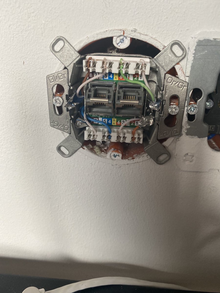 So „kreativ“ hat vorher noch nie ein Elektriker eine Netzwerkdose angeklemmt. 🤦‍♂️