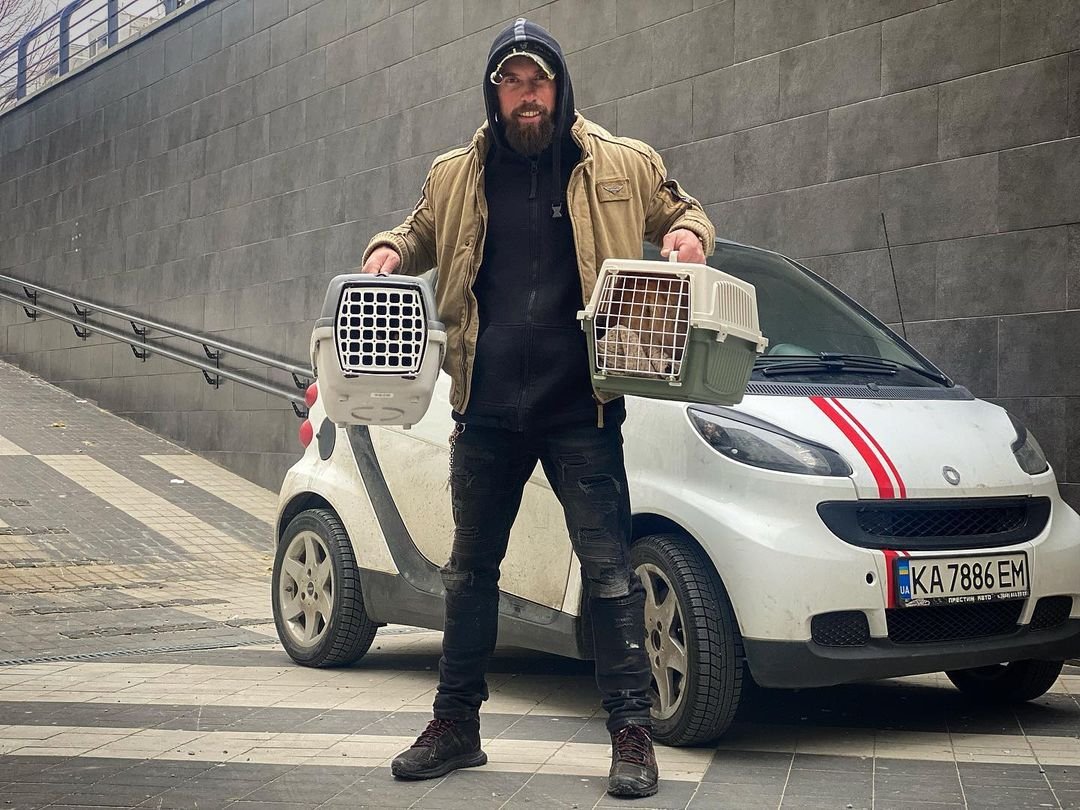 Gru_Sha_2's tweet photo. 🇬🇧 This is Alexei Surovtsev, he's Ukrainian actor (well, he used to be). He lived in Irpin when russian invaders shelled his house (📷). Now he drives to Irpin and other settlements near Kyiv to rescue abandoned pets
For donations:
5168742226094435
PayPal: Mister.strike@gmail.com https://t.co/kw2GZKS6MY