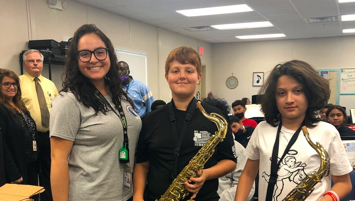 NatKingColeFdn's tweet photo. 🚚 Last stop on our #MusicDrivesUs #ProjectEncore Tour, Broward County Public Schools - James S. Rickards Middle School.

👉 DONATE - https://t.co/KR4lVhgFpm
👉 PHOTOS - https://t.co/3I6b49O453

🧡 @browardschools

#nkcgh #natkingcole #projectencore #musiceducation https://t.co/tFFWM67SQ8