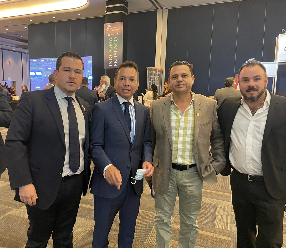 LuisglezCCIAS's tweet photo. Felicito a nuestro nuevo coordinador de @CCIJalisco, @CsarCastroRodr1, conozco de su calidad como persona y su profesionalismo como líder, la región Alteña cuenta con un gran aliado para su industria. @CCIAS_Jalisco. @PabloLemusN https://t.co/n9arQv7K2p