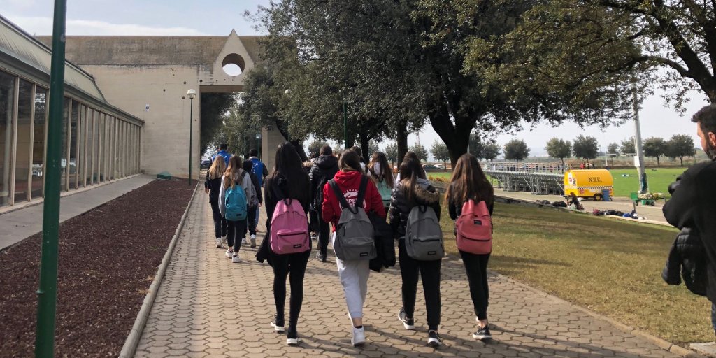 inefcat's tweet photo. 🤝 BEQUES RED | Visita a l’INEFC Lleida de l’alumnat de l’Institut La Serra, de Mollerussa
🏃♂️ Activitats i entrevistes per conèixer el centre i els estudis que s’hi imparteixen de la mà de l’equip directiu, professorat i estudiants del grau
#somINEFC #BequesRED #INEFCLleida https://t.co/eS7hByvvPW
