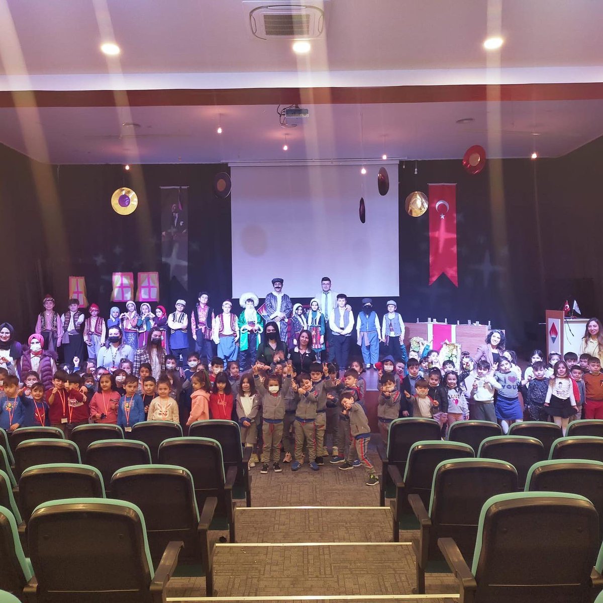 bk_corum's tweet photo. Tiyatro Haftası Kapsamında Çevre Anaokullarını misafir edip, Tiyatro gösterimizi sergiledik.👏🎭🎭
Bizlere eşlik ettiğiniz için teşekkür ederiz.🧿🌼
#bkçorum❤️💙 https://t.co/CHT7z9DpM0