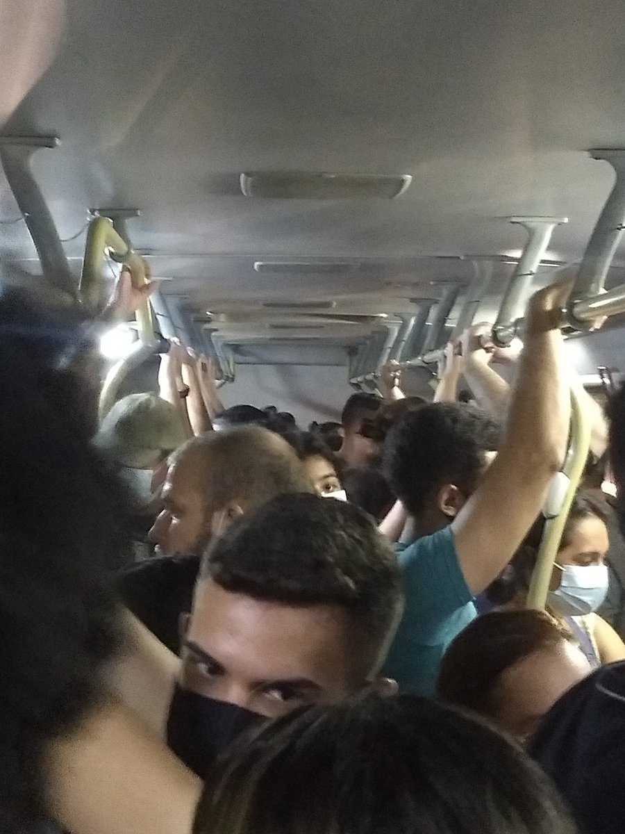fiuzats's tweet photo. a volta pra casa ontem foi deliciosa

⭐ 50 minutos na parada do via direta (demora confirmada por colegas que esperavam o mesmo ônibus)

⭐ metade do trajeto esperando liberar espaço pra RODAR a catraca

⭐ motorista insistindo que cabia mais gente no cenário dessa primeira foto https://t.co/xvPkTaF44i