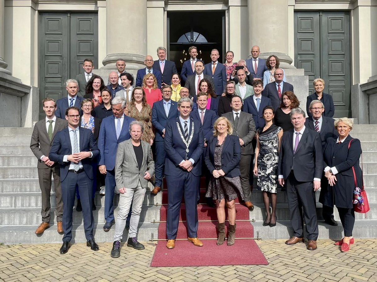 WouterKolff's tweet photo. Vanmiddag mocht ik de nieuwe @raaddordt installeren voor de periode 2022-2026. Deze 39 raadsleden (25 mannen en 14 vrouwen) en 26 commissieleden vertegenwoordigen de komende jaren de Dordtenaren bij belangrijke besluiten voor onze mooie stad. Veel succes en plezier allemaal! https://t.co/JHNpCo8Ufk