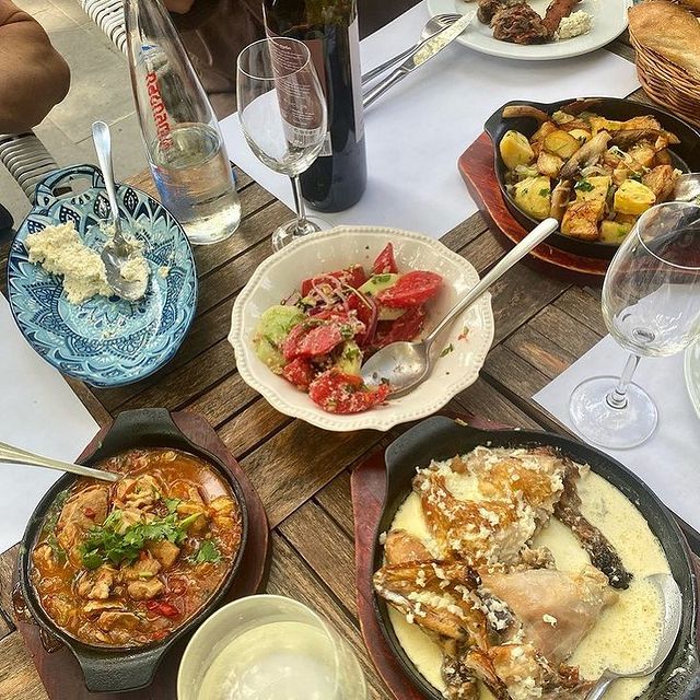 Tasty food makes people feel good😁