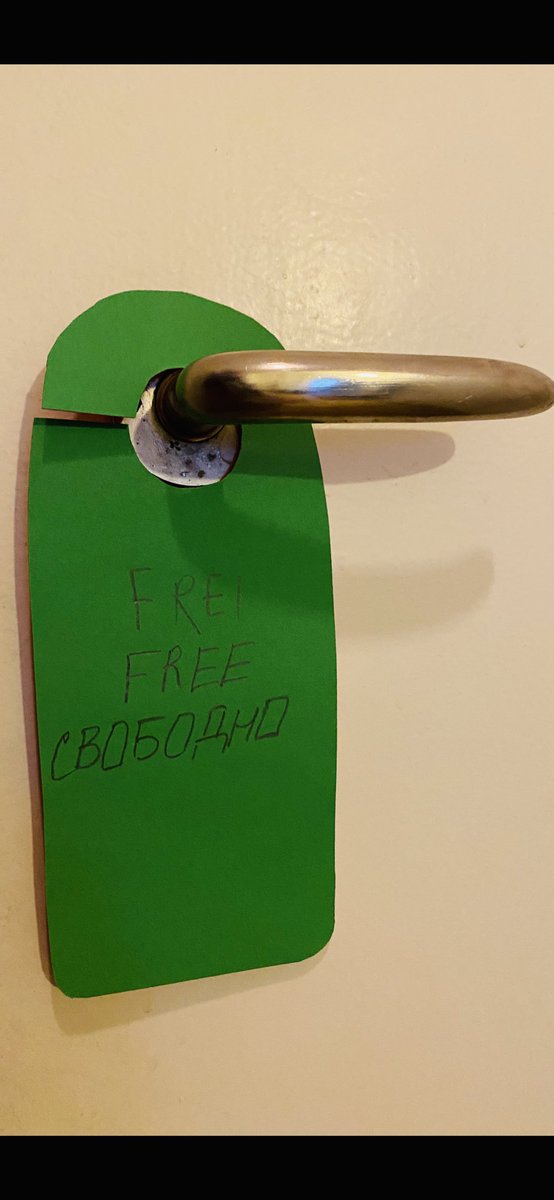 _Miasmo's tweet photo. Schon wieder - ein Bild sagt mehr als Tausend Worte: Türhänger an der Toilette made by Senay für unsere 2 ukrainischen Mitbewohnerinnen Elena und Ludmilla #nokeys #needed #frei #free #безкоштовно https://t.co/kcogumTYW4