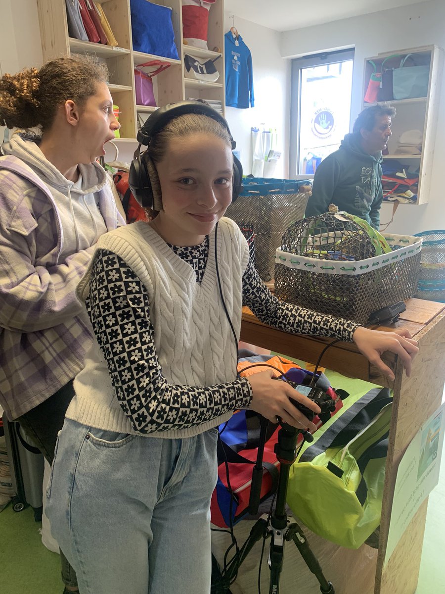 departement17's tweet image. 🤓#Collège #EnDirect Retrouvons les CDJ en plein tournage de leur 1er court-métrage🎬 sur la gestion des déchets av l’asso @Echo_Mer 

Pr rappel, les 47 CDJ de cette mandature 2020-2022 travaillent sur la thématique «Acteur du Développement Durable♻️» 👉la.charente-maritime.fr/organisation/c…