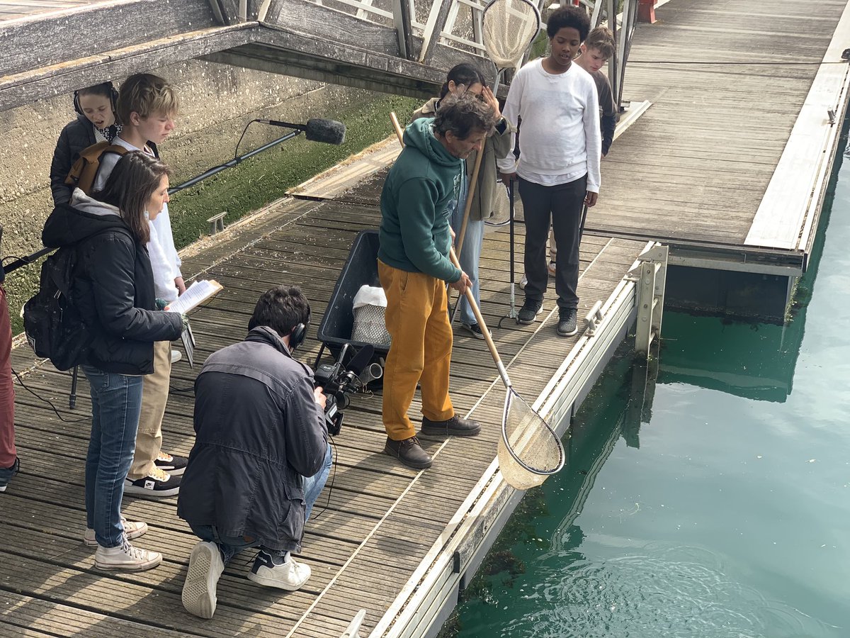 departement17's tweet image. 🤓#Collège #EnDirect Retrouvons les CDJ en plein tournage de leur 1er court-métrage🎬 sur la gestion des déchets av l’asso @Echo_Mer 

Pr rappel, les 47 CDJ de cette mandature 2020-2022 travaillent sur la thématique «Acteur du Développement Durable♻️» 👉la.charente-maritime.fr/organisation/c…