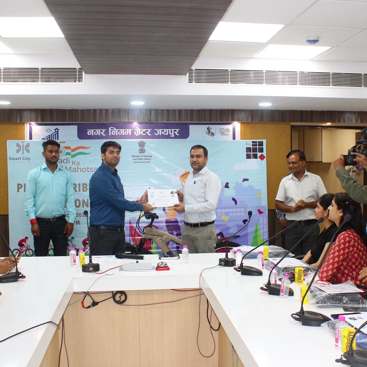 jscljaipur's tweet photo. #jaipursmartcity Executive #Engineer Sh. @ajaysindhu88 ji secured 1st position in #freedom2cycle campaign among Jaipur City Leaders by #cycling for 1200+ kms & has been awarded a Gear #Cycle
Smart City CEO Sh. @AvdheshMeenaIAS ji gave the prize to winner #AzadiKaAmritMahotsav https://t.co/feDLD4BeOD