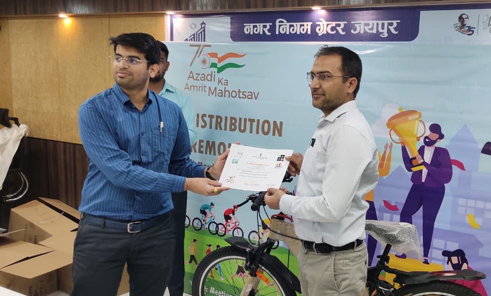 jscljaipur's tweet photo. #jaipursmartcity Executive #Engineer Sh. @ajaysindhu88 ji secured 1st position in #freedom2cycle campaign among Jaipur City Leaders by #cycling for 1200+ kms & has been awarded a Gear #Cycle
Smart City CEO Sh. @AvdheshMeenaIAS ji gave the prize to winner #AzadiKaAmritMahotsav https://t.co/feDLD4BeOD