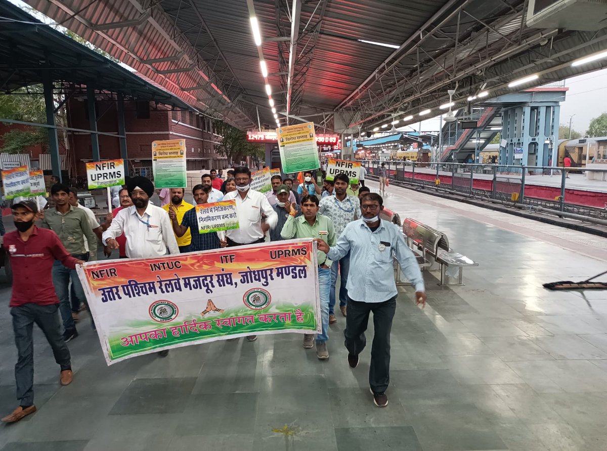 UPRMSDNA's tweet photo. दिनाँक 01 अप्रैल 2022।। 
विरोध सप्ताह के तहत उत्तर पश्चिम रेलवे मजदूर संघ निकालेगा विशाल रैली।।
मजदूर एकता जिंदाबाद।।
#NPS_QUIT_INDIA
@BhoorSi42620575
@UPRMSDNA 
@nfirindia 
@INTUCnational 
@ajmer_uprms https://t.co/I9uriHWJbH