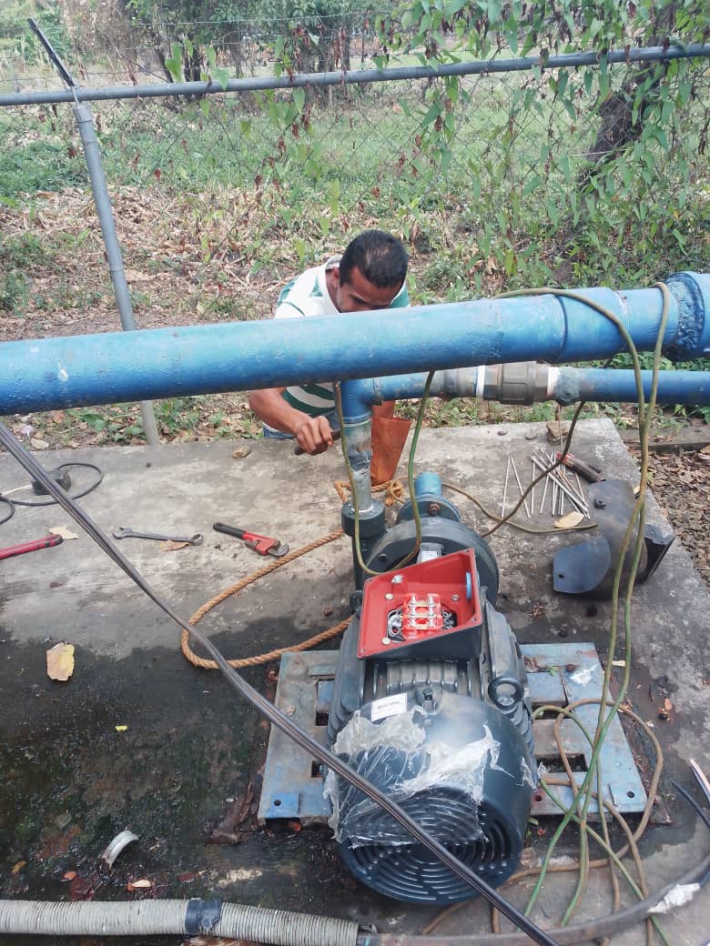 hidrollanos1's tweet photo. #30Mar #EnApure | Para beneficiar a 900 familias de Apurito, @hidrollanos1, realizo labores de instalación y puesta en marcha de 1 equipo tipo horizontal de 25 Hp en la sala de bombeo de la P.P Apurito Mcpio. Achaguas por instrucciones del min. @RMarcotorres #ManosProductivas https://t.co/pbTK0FkMQE