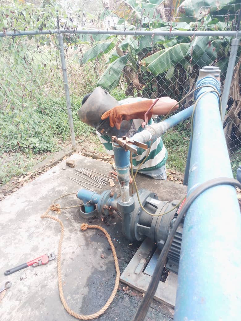 hidrollanos1's tweet photo. #30Mar #EnApure | Para beneficiar a 900 familias de Apurito, @hidrollanos1, realizo labores de instalación y puesta en marcha de 1 equipo tipo horizontal de 25 Hp en la sala de bombeo de la P.P Apurito Mcpio. Achaguas por instrucciones del min. @RMarcotorres #ManosProductivas https://t.co/pbTK0FkMQE