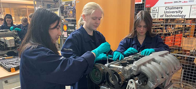 Inspiring a new generation of #engineers! 
'Introduce a Girl to #Engineering' day is an initiative by <a href="/womengineer/">womengineer</a> to give young women an insight into studying + working in engineering. At Chalmers, that meant disassembling a #car engine for the day:
  
chalmers.se/en/departments…