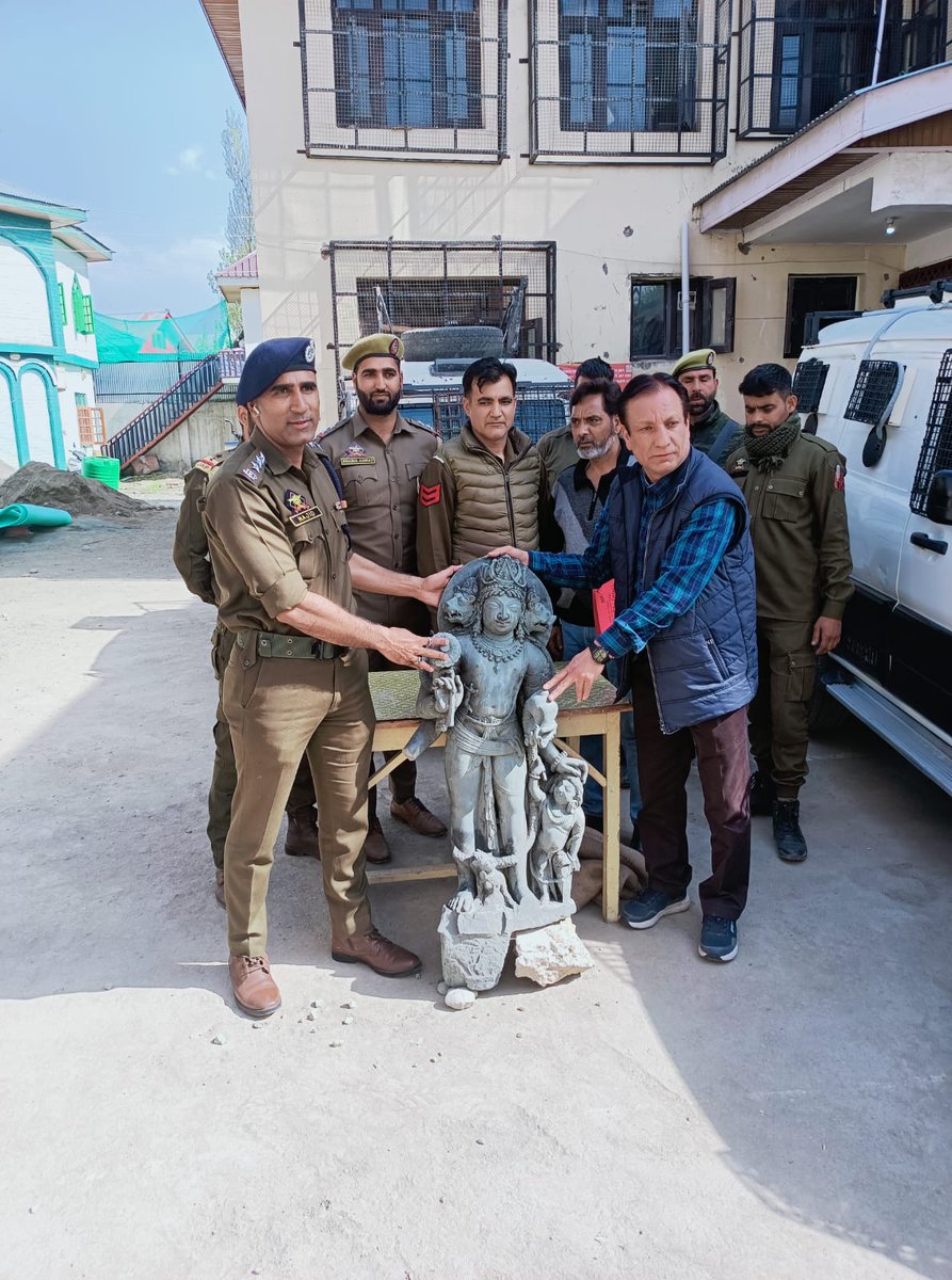 _harrywalia's tweet image. Ancient idol of Lord Vishnu recovered in Lalhar village, #Pulwama district today. @ssppul has handed it over to @ASIGoI officials for examination. 

#Kashmir