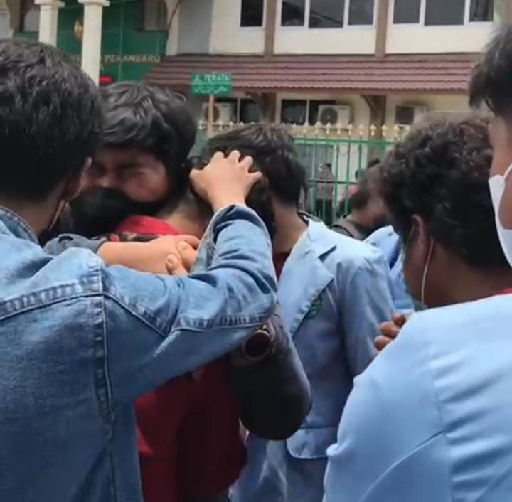 Puluhan mahasiswa Universitas Riau, perempuan dan lelaki, menangis sedih saat mendengar Syafri Harto, dekan yang diadili karena pelecehan seksual, divonis bebas di pengadilan Pekanbaru halloriau.com/read-pekanbaru…