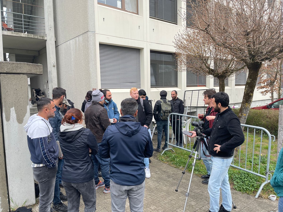 MigrantRota's tweet photo. Die sind Fotos von Pressemitteilung in Villmergen. Sie wollen nicht transferiert werden! Wir wissen, dass  viele MigrantInnen diesen Monat zu den unterirdischen Asyllagern oder anderen Asyllagern verlegen wurden, und noch werden, ohne zu wissen, wann, wohin und warum! + https://t.co/tw6tqvQ09o