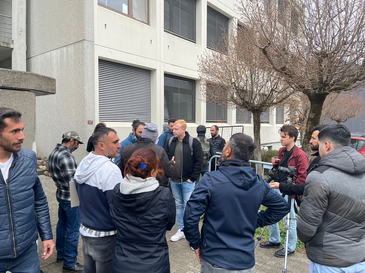 MigrantRota's tweet photo. Die sind Fotos von Pressemitteilung in Villmergen. Sie wollen nicht transferiert werden! Wir wissen, dass  viele MigrantInnen diesen Monat zu den unterirdischen Asyllagern oder anderen Asyllagern verlegen wurden, und noch werden, ohne zu wissen, wann, wohin und warum! + https://t.co/tw6tqvQ09o