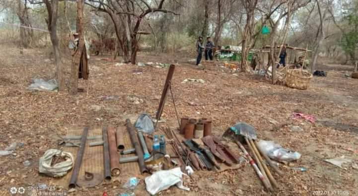 surferdude123's tweet photo. Junta forces raided &amp; torched an old PDF camp between ThetKalKyin &amp; Palin vlgs in Sagaing's Monywa tsp ar 10am on Mar30, seized weapons, destroyed houses and used some locals as human shields, forcing locals to flee. #2022Mar30Coup #WhatsHappeningInMyanmar https://t.co/VCZ4rlojT7