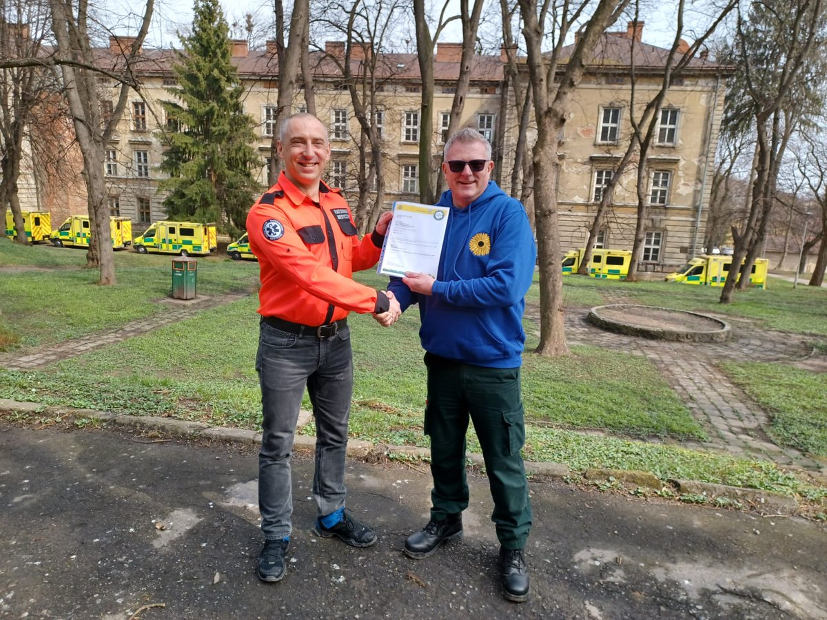 Ldn_Ambulance's tweet photo. 💙1,000 miles 
💛26 volunteers 
💙10 decommissioned ambulances
💛2 support vans 
💙3 days
💛 1 vehicle breakdown &amp; hasty replacement
💙 10,000 #TeamLAS people rooting for them
For this moment: ambulances &amp; supplies handed over to Ukrainian charities and ambulance services https://t.co/m5UtM9Q4a9