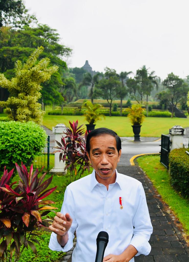 Semua pihak harus taat pada konstitusi yang sudah jelas mengatur soal masa jabatan presiden. Konstitusi kita sudah jelas. Dan kita harus taat, harus patuh, terhadap konstitusi. Itu saja.