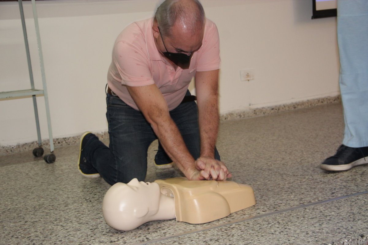 Founne_oficial's tweet photo. Se dictó un Taller de "Emergencias Médicas en el Consultorio Odontológico" para docentes de la #FOUNNE  

✅Los temas abordados: síncope, shock anafiláctico, atragantamiento, paro cardiorrespiratorio y técnica de reanimación cardio pulmonar (#RCP). 

@unneargentina 
@RadioUNNE997 https://t.co/QFp9jjQTxG