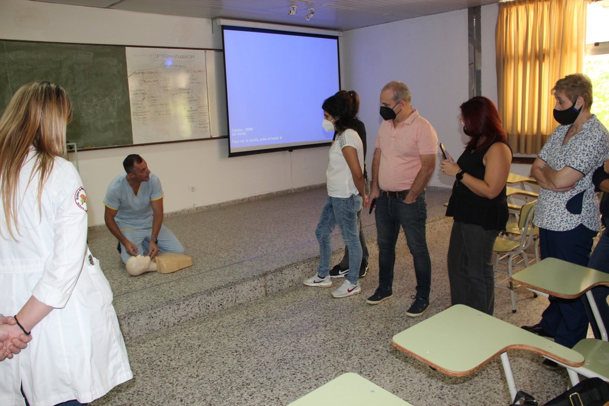 Founne_oficial's tweet photo. Se dictó un Taller de "Emergencias Médicas en el Consultorio Odontológico" para docentes de la #FOUNNE  

✅Los temas abordados: síncope, shock anafiláctico, atragantamiento, paro cardiorrespiratorio y técnica de reanimación cardio pulmonar (#RCP). 

@unneargentina 
@RadioUNNE997 https://t.co/QFp9jjQTxG