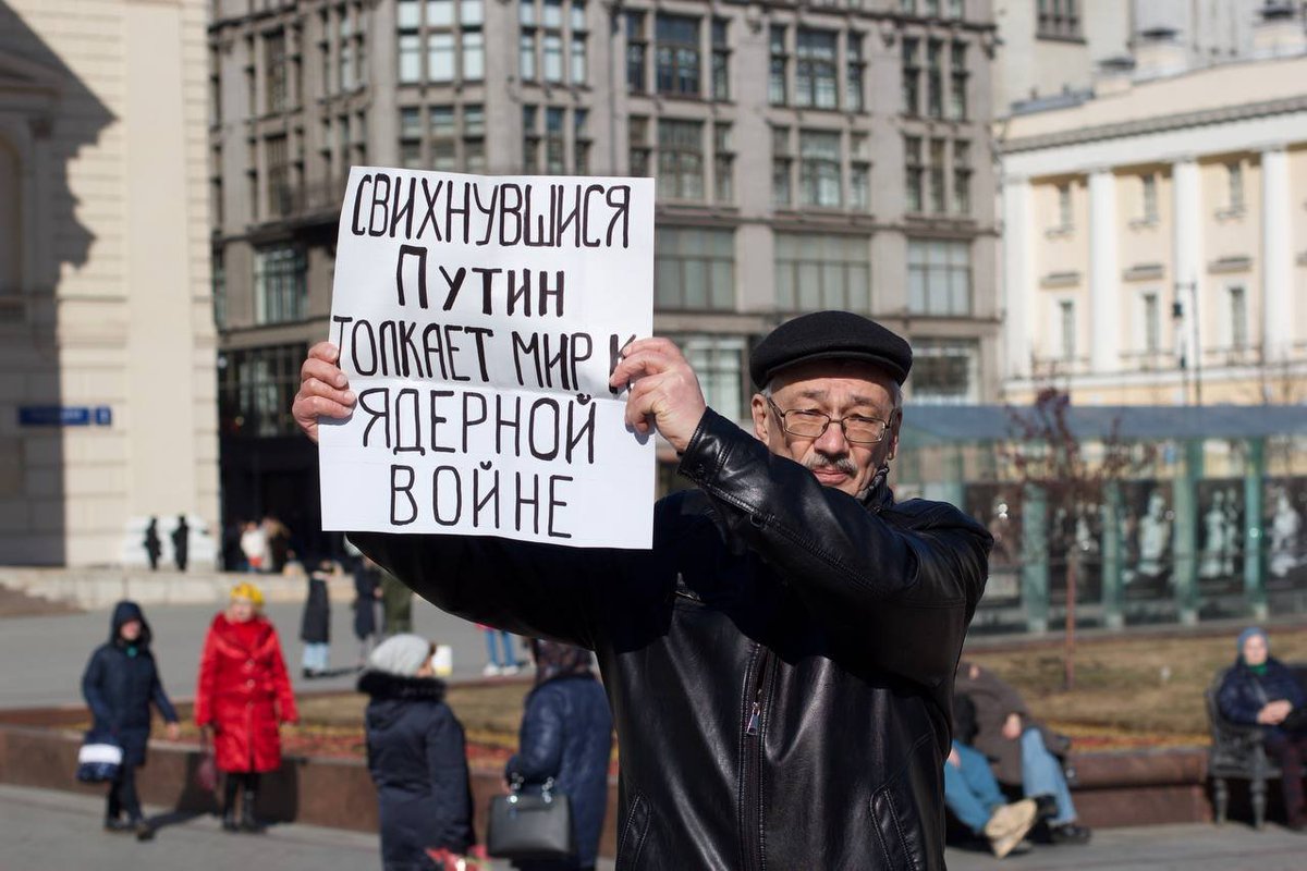 OvdInfo's tweet photo. Суд в Москве признал лозунг «Свихнувшийся Путин толкает мир к ядерной войне» дискредитирующим Вооруженные силы РФ

Фото: Avtozak LIVE https://t.co/1ZXmkVSUwC