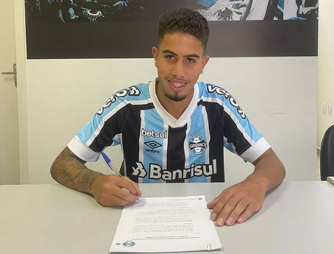 GREMIONEWS7's tweet photo. BASE

O jogador do Grêmio Erick Monteiro de 18 anos renovou por mais 4 anos.

Sua multa rescisória ficou para mais de R$ 200 Milhões de reais.

📸: reprodução
🗞: Rádio pachola https://t.co/fiq4uqTXVr