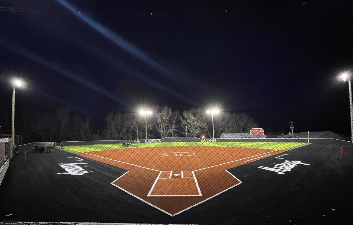 HeathAlumbaugh's tweet photo. MCHS softball field!!! @MidAmericaSC @AstroTurfUSA @MustangMchs https://t.co/3YBgJEgVrJ