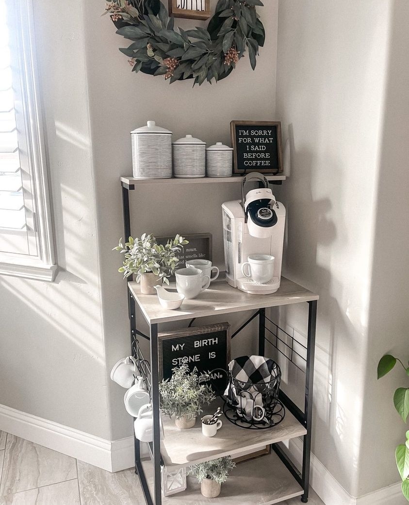 BestierOfficial's tweet image. Spring brings us growth and lavender lattes. ☕

📷: @countryrhodesleadhome
#bebestier #craftylittlemarket #lemondecor #coffeebarideas #coffeestation #floatingshelves #rusticshelves #shelfdecor #shelfie #keurig