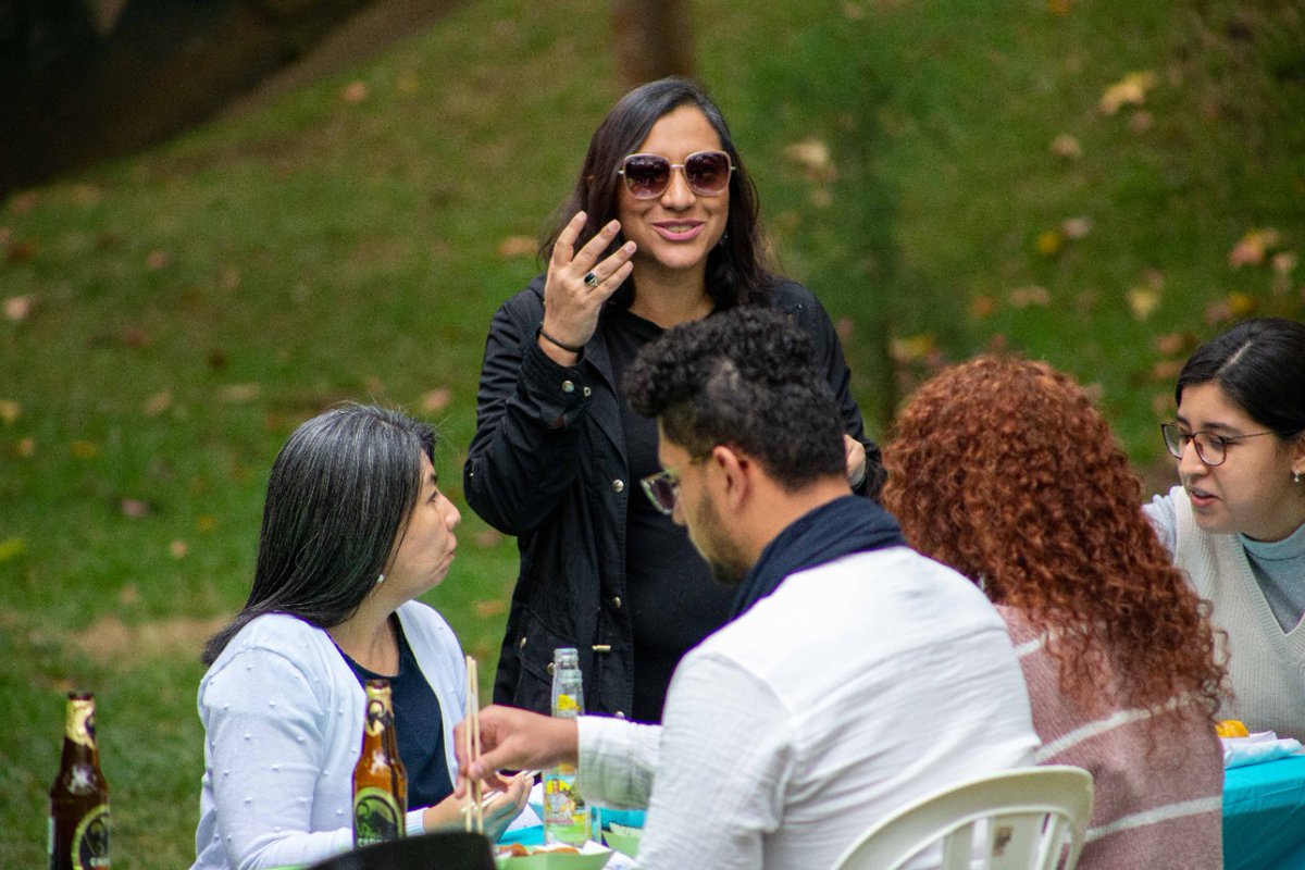 sofiamazariegos's tweet image. Me encanta contar historias con efectos especiales. Esta semana, alguien que acabo de conocer en persona me dijo que debería escribir un libro. Ya es como la décima que me lo dice. Tal vez me anime un día. Heme aquí en mi hábitat natural... O sea contando puras casacas jaja