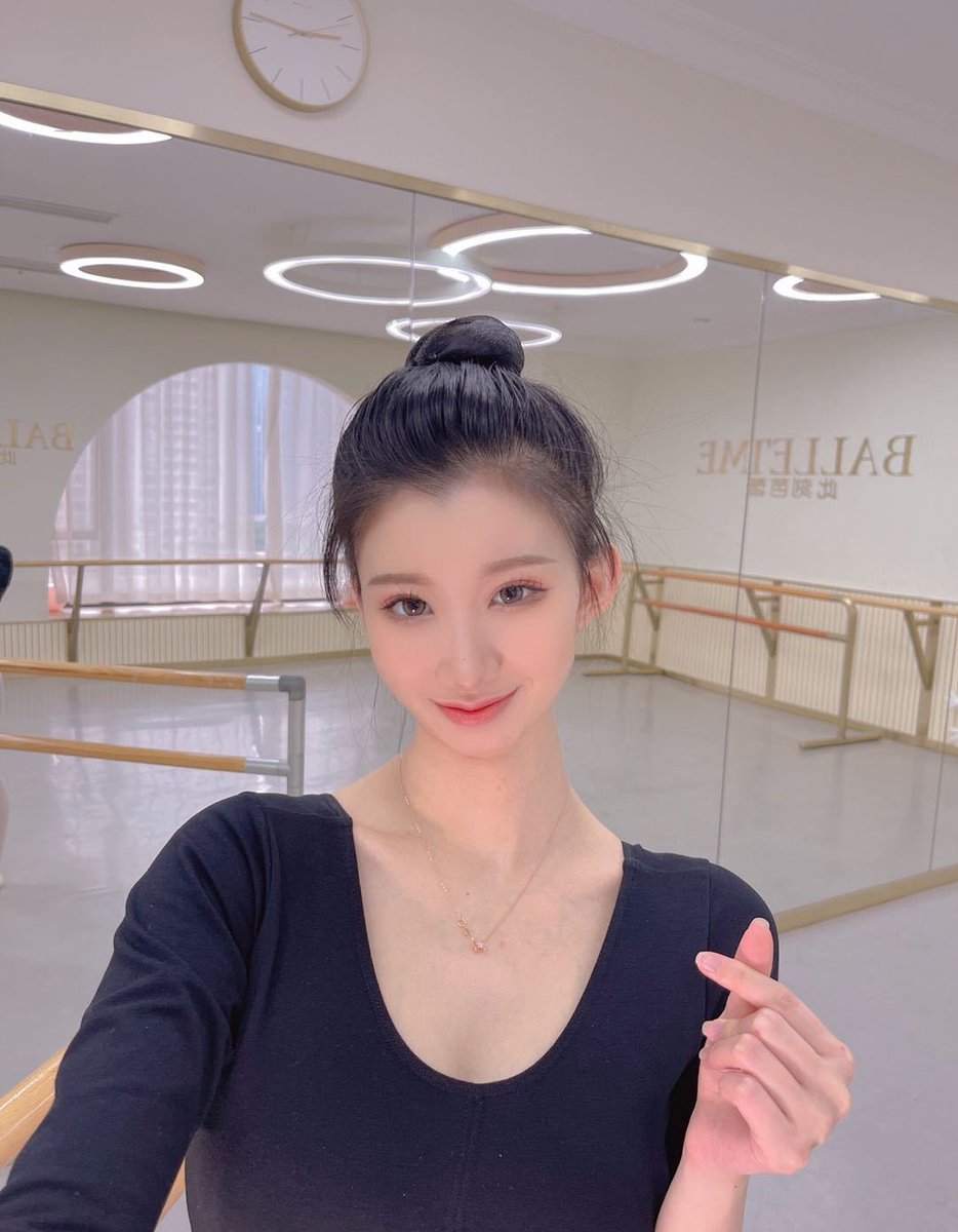 su19880818's tweet photo. 广州舞蹈学生
晓马迪 175CM😉
#纯欲 #美女校花 https://t.co/Px3JOFTQ7A