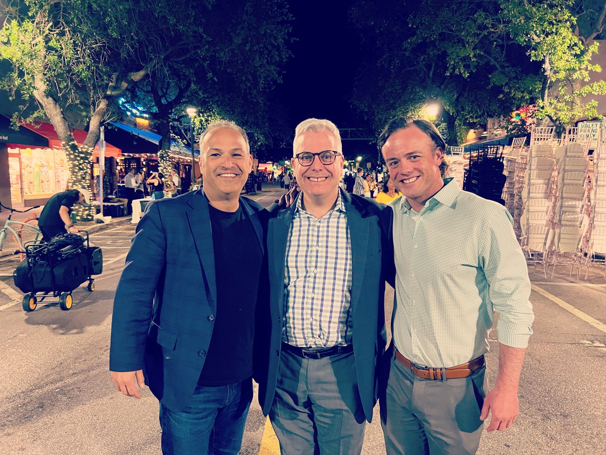 Blockboardco's tweet photo. Blockboarders are everywhere! We love escaping to #Florida to visit friends and talk #Advertising.  #pinapplegroveartsdistrict is a great reminder that advertising = arts + science. Can't wait to get back!
#CTVconfidence #TheUpNEXT #blockboard #MakeItCount #videoaccountability https://t.co/hQYDQOiOBx