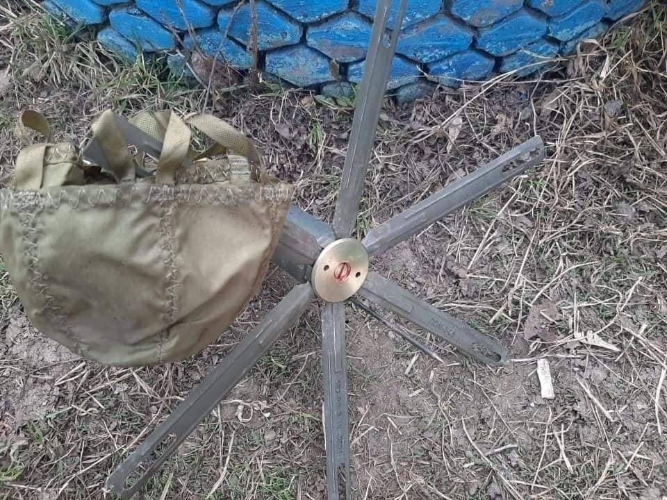 combined2forces's tweet photo. ‼️УВАГА! НЕБЕЗПЕКА! Російські окупанти стали мінувати територію України мінами ПОМ-3 «Медальйон»
У Харківській і Сумській областях зафіксовано випадки використання мін із сейсмічним датчиком. 
Що робити у випадку виявлення – за посиланням: https://t.co/UxZNScUvQ2
@GeneralStaffUA https://t.co/yH6LJaRGEn