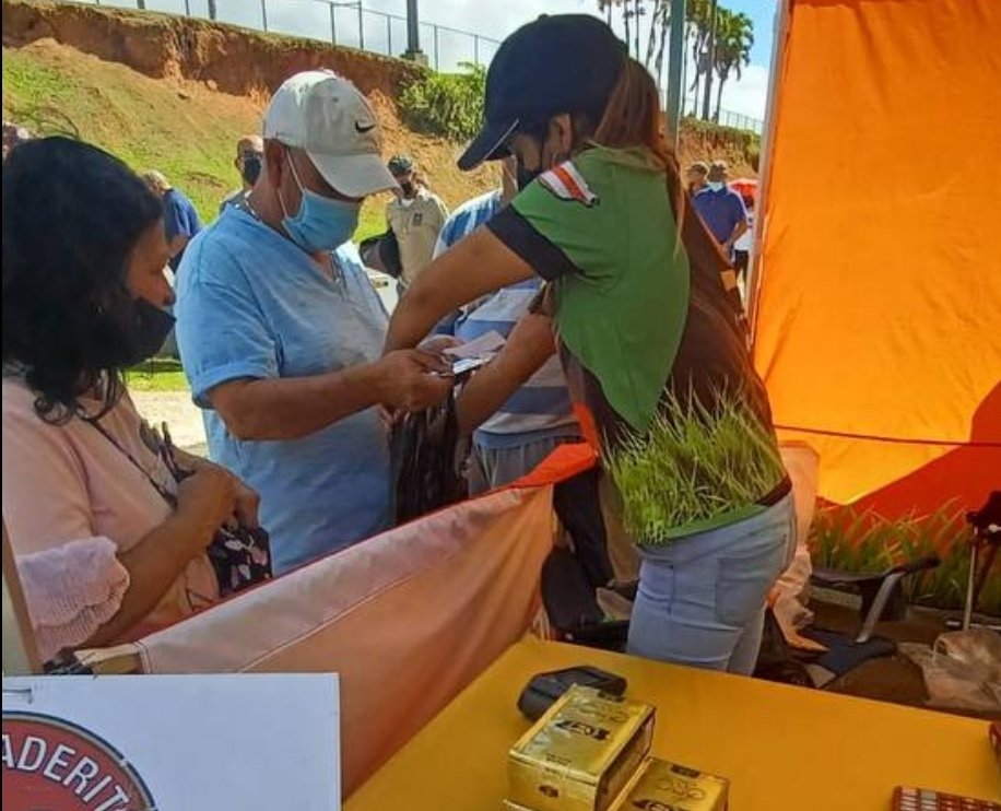 Las familias en Cidra disfrutan hoy del Mercado Familiar con productos frescos cosechados en nuestra tierra. Estamos en los predios del Estadio Jesús María Freire. En este Mes de la Nutrición y todo el año, les exhortamos a adquirir alimentos nutritivos para proteger la salud.