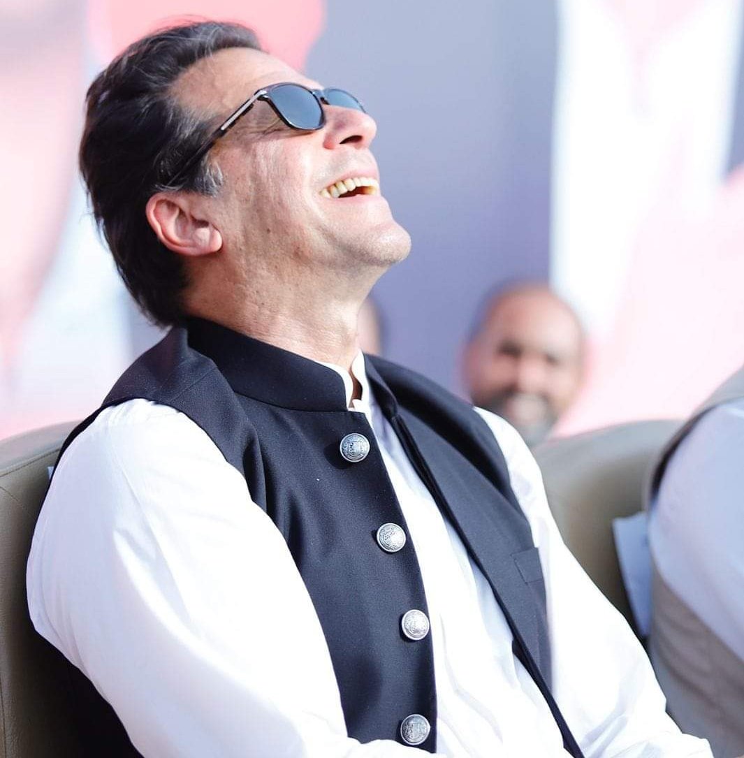 walidshb360's tweet photo. Haha sb chor ikathy ho gy sirf 1 insan ko girna ky lia what a legend we have p.m imran khan👑❤️
#BehindYouSkipper #GameOverIK https://t.co/pHgCEQVNGW