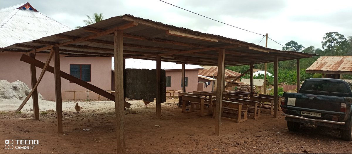 osagyeefo's tweet photo. @NAkufoAddo Mr President what you are seeing here is a school building oo, yete sika so nanso ekom de yen https://t.co/roZRh2smii