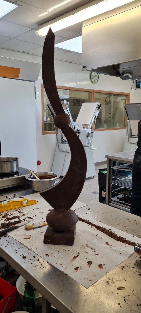 KimberleyChopin's tweet photo. Chose promise, chose due. Voici ma première pièce artistique entièrement en chocolat en avant/après.
Je me suis surprise à aimé travailler le chocolat, même après plusieurs kilos à tabler 😅 https://t.co/lgvgcJBSzD
